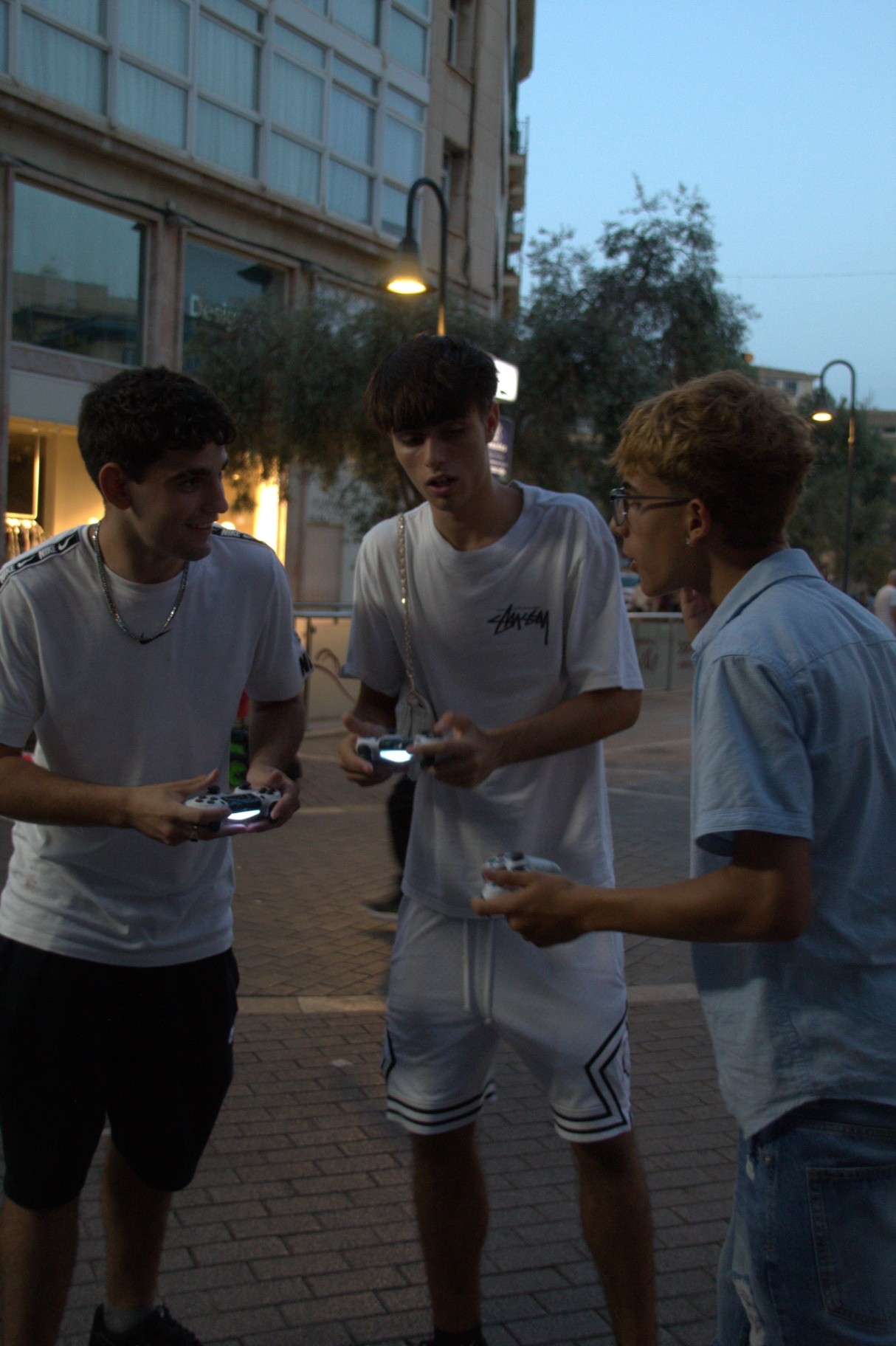 Participantes sujetando joysticks y controlando sonidos durante la Street Session #01 en Mallorca